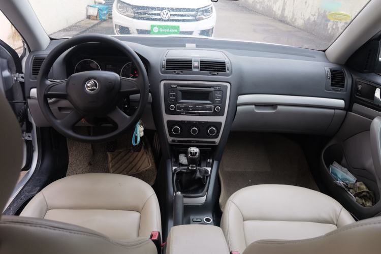 Used Skoda Octavia 2013 1.6L Manual Yijie Edition Center Console