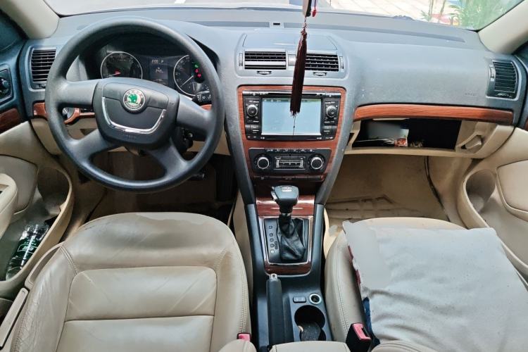 Used Skoda Octavia 2013 1.6L Automatic Yijun Edition Center Console
