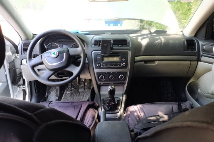 Used Skoda Octavia 2013 1.6L Manual Yijie Edition Center Console