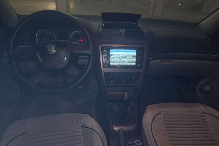 Used Skoda Octavia 2013 1.6L Manual Yijie Edition Center Console