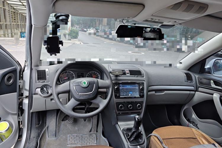 Used Skoda Octavia 2013 2.0L Manual Yijie Version Center Console
