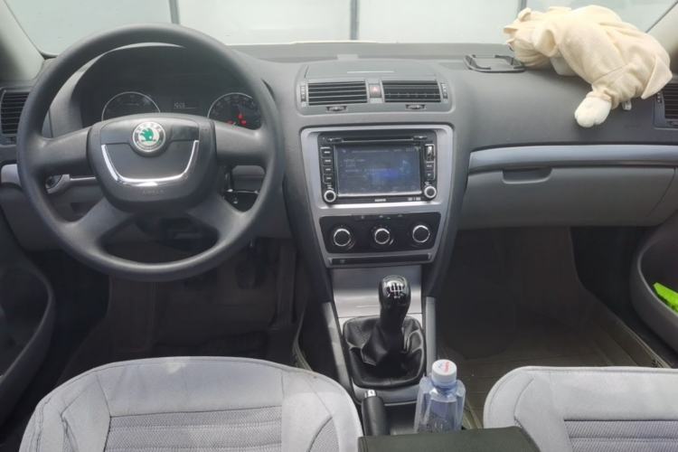 Used Skoda Octavia 2013 1.6L Manual Eado Edition Center Console