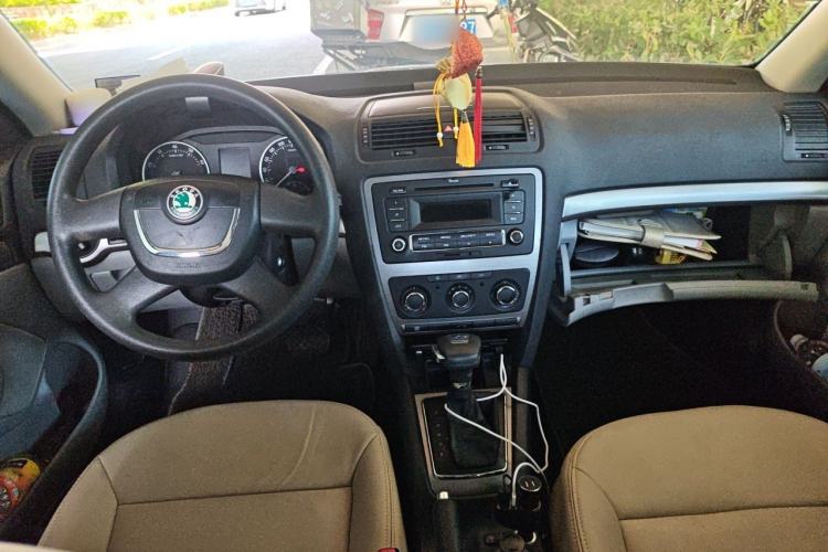 Used Skoda Octavia 2013 1.6L Automatic Yijie Edition Center Console