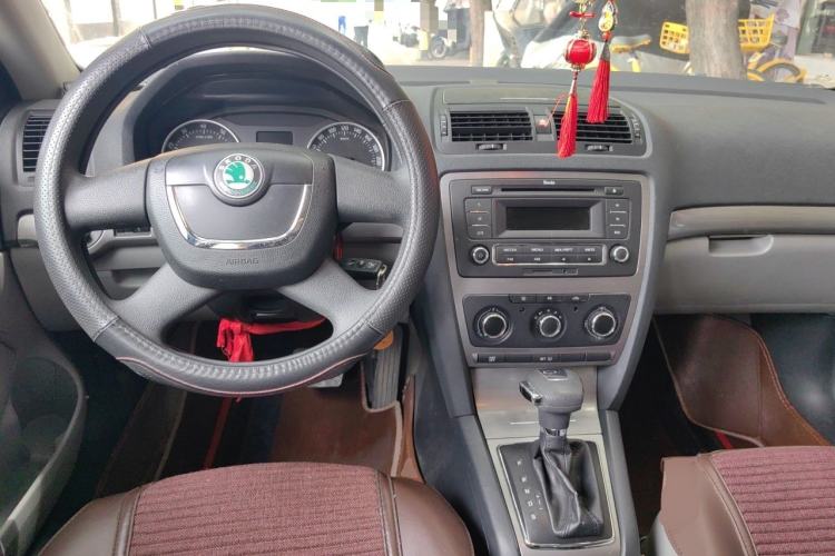 Used Skoda Octavia 2013 1.6L Automatic Yijie Edition Center Console