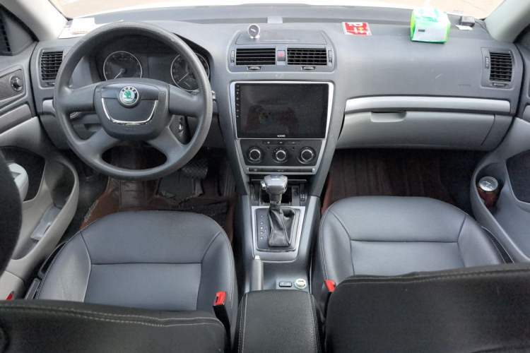 Used Skoda Octavia 2013 1.6L Automatic Yijie Edition Center Console