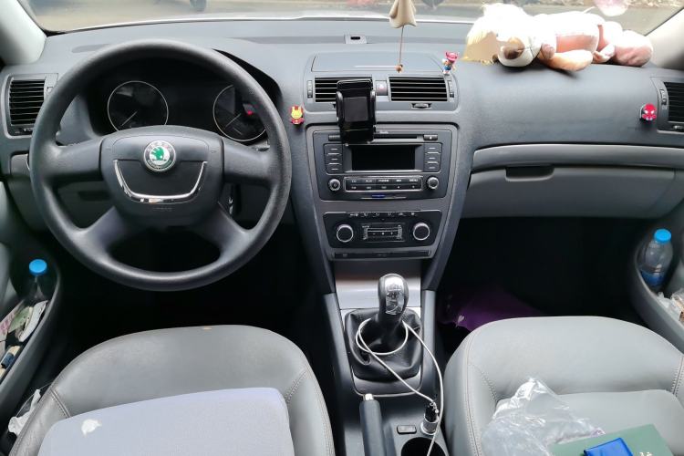 Used Skoda Octavia 2013 1.6L Manual Yijun Edition Center Console