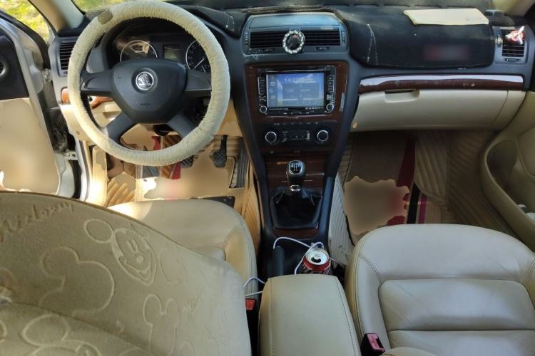 Used Skoda Octavia 2013 1.6L Manual Yijun Edition Center Console