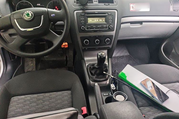 Used Skoda Octavia 2013 1.6L Manual Yijie Edition Center Console