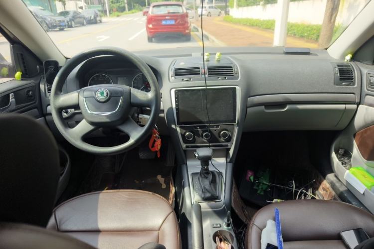 Used Skoda Octavia 2013 1.6L Automatic Elegance Edition Center Console
