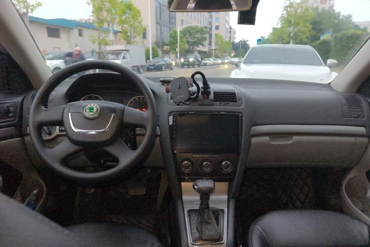 Used Skoda Octavia 2013 1.6L Automatic Yijie Edition Center Console