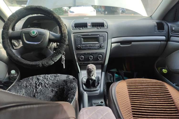 Used Skoda Octavia 2013 1.6L Manual Yijie Edition Center Console