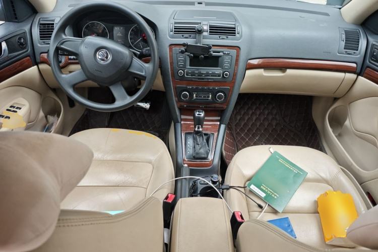 Used Skoda Octavia 2013 1.6L Automatic Yijun Edition Center Console