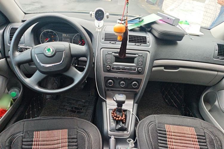 Used Skoda Octavia 2013 1.6L Automatic Yijie Edition Center Console