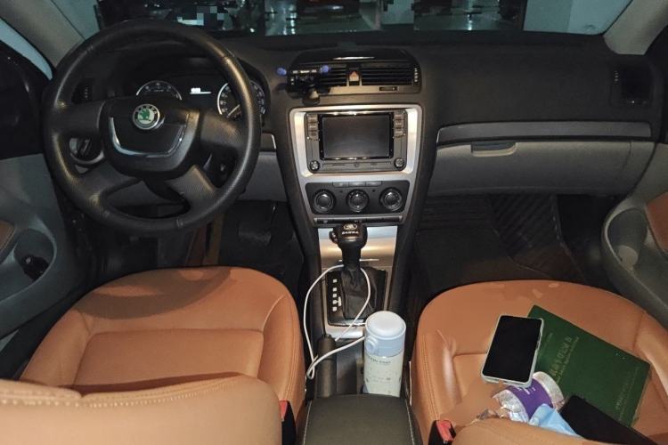 Used Skoda Octavia 2013 1.6L Automatic Yijie Edition Center Console