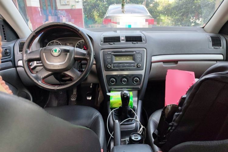 Used Skoda Octavia 2013 1.6L Manual Yijie Edition Center Console