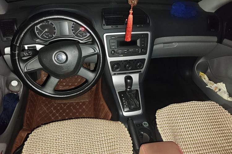 Used Skoda Octavia 2013 1.6L Automatic Yijie Edition Center Console
