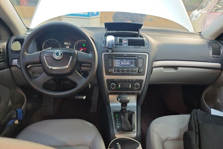 Used Skoda Octavia 2013 1.6L Automatic Yijun Edition Center Console