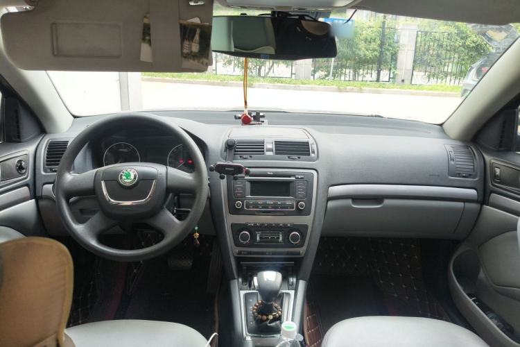 Used Skoda Octavia 2013 1.6L Automatic Yijun Edition Center Console
