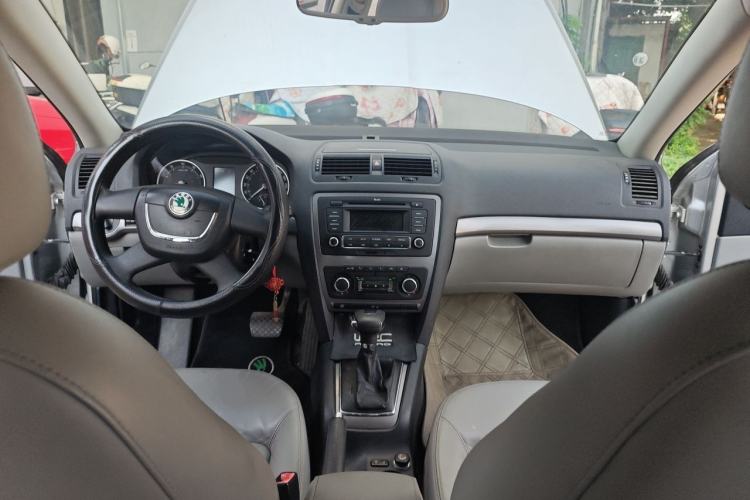 Used Skoda Octavia 2013 1.6L Automatic Yijun Edition Center Console
