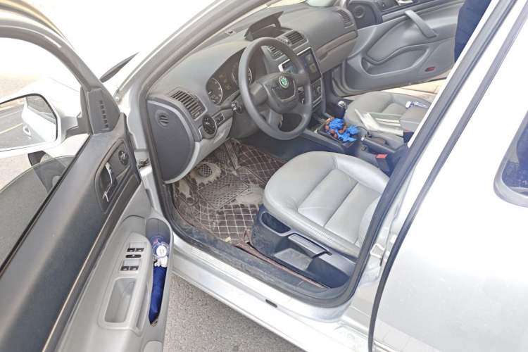 Used Skoda Octavia 2013 1.6L Manual Yijun Edition Driver Seat