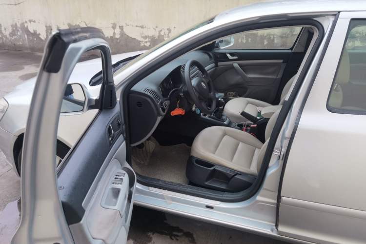Used Skoda Octavia 2013 1.6L Manual Yijie Edition Driver Seat