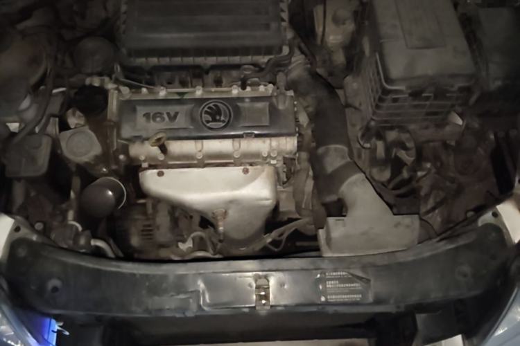 Used Skoda Octavia 2013 1.6L Automatic Yijun Edition Engine Bay