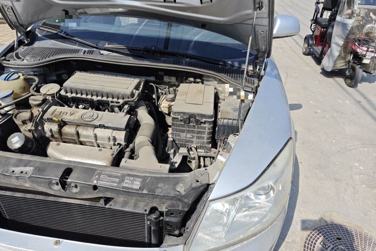 Used Skoda Octavia 2013 1.6L Automatic Yijun Edition Engine Bay Left