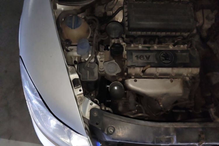 Used Skoda Octavia 2013 1.6L Automatic Yijun Edition Engine Bay Right