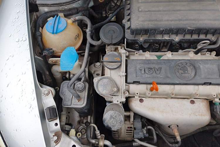 Used Skoda Octavia 2013 1.6L Automatic Yijie Edition Engine Bay Right