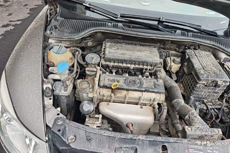 Used Skoda Octavia 2013 1.6L Automatic Yijie Edition Engine Bay Right