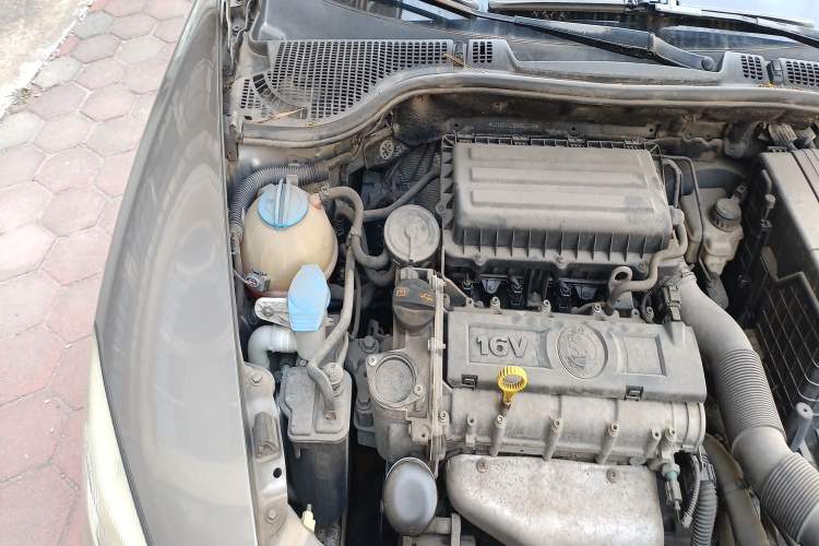 Used Skoda Octavia 2013 1.6L Automatic Yijie Edition Engine Bay Right