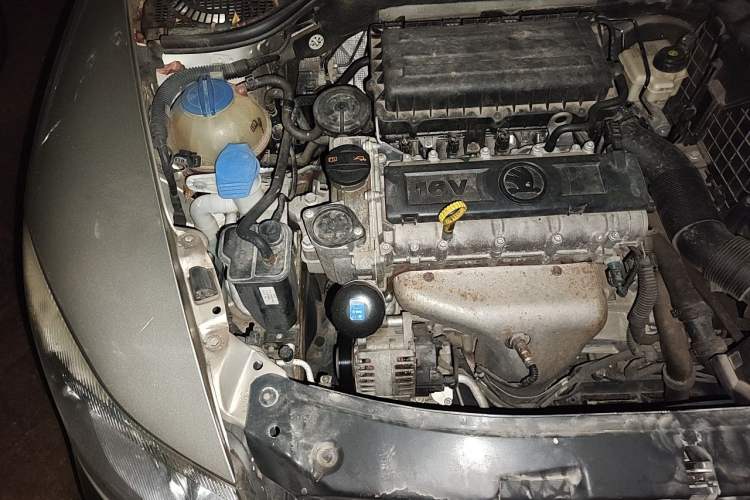 Used Skoda Octavia 2013 1.6L Automatic Yijie Edition Engine Bay Right