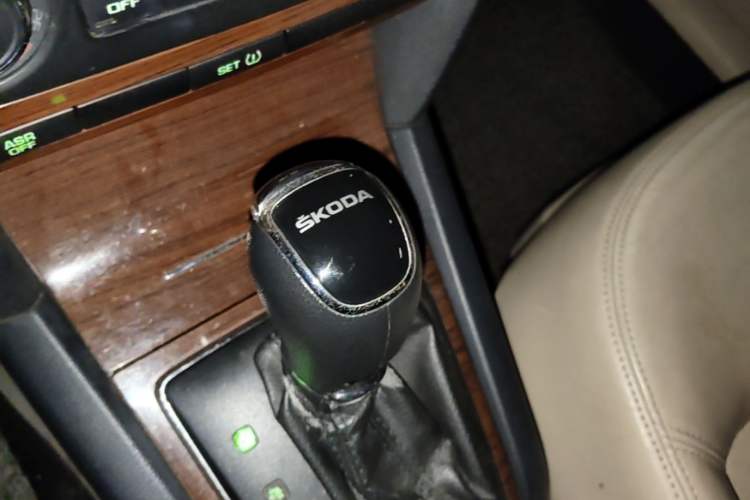 Used Skoda Octavia 2013 1.6L Automatic Yijun Edition Gear Lever
