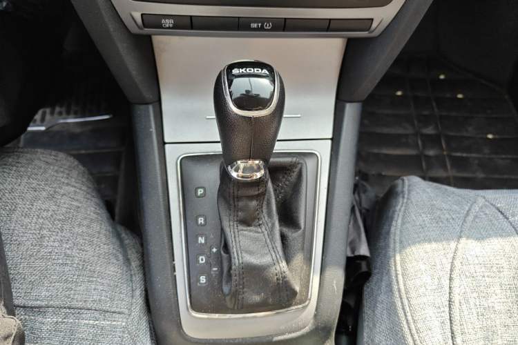 Used Skoda Octavia 2013 1.6L Automatic Yijun Edition Gear Lever