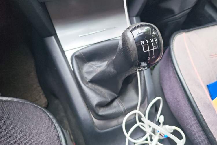 Used Skoda Octavia 2013 1.6L Manual Eado Edition Gear Lever