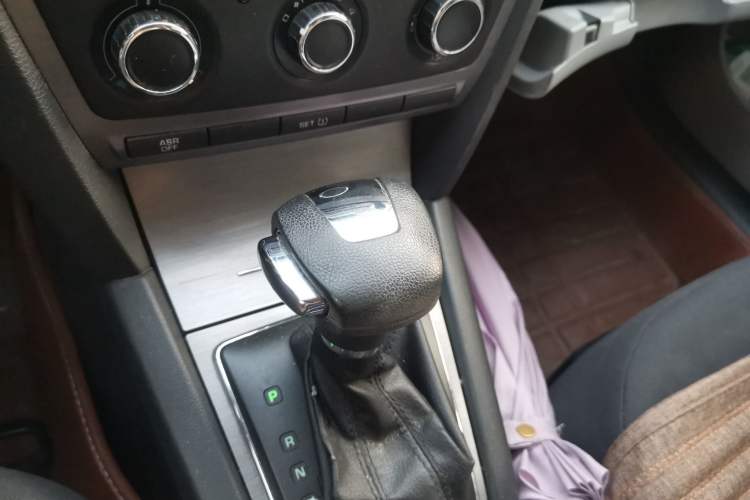 Used Skoda Octavia 2013 1.6L Automatic Yijie Edition Gear Lever
