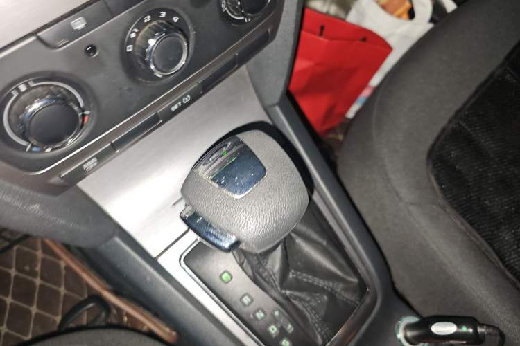 Used Skoda Octavia 2013 2.0L Automatic Yijie Edition Gear Lever