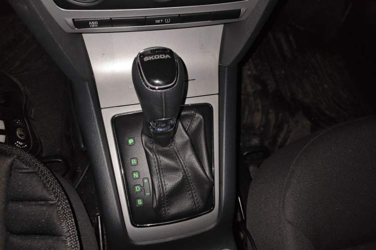 Used Skoda Octavia 2013 1.6L Automatic Yijie Edition Gear Lever