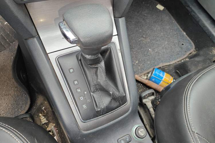 Used Skoda Octavia 2013 1.6L Automatic Elegance Edition Gear Lever