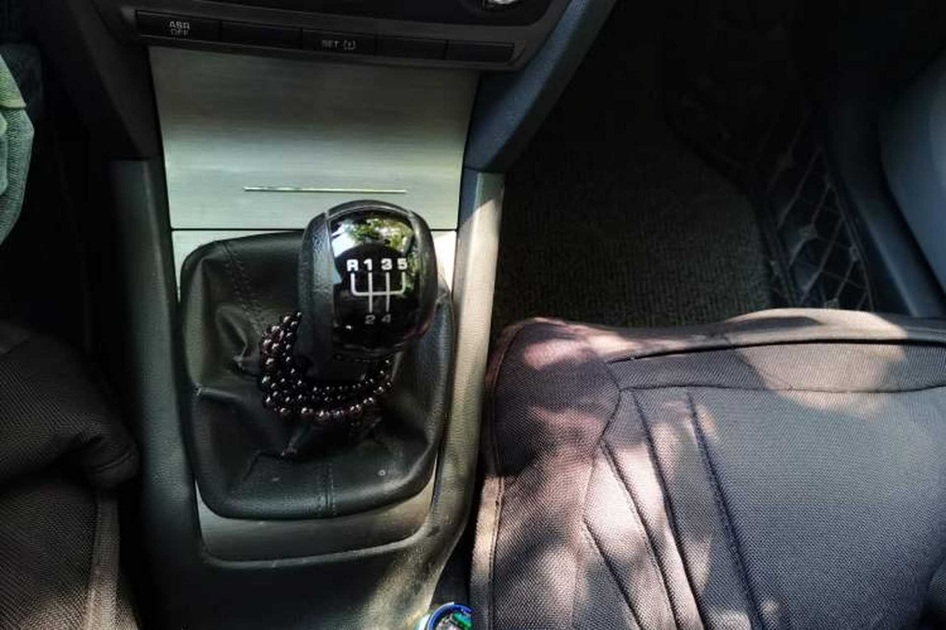 Used Skoda Octavia 2013 1.6L Manual Yijie Edition Gear Lever