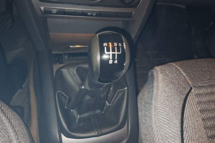 Used Skoda Octavia 2013 1.6L Manual Yijie Edition Gear Lever