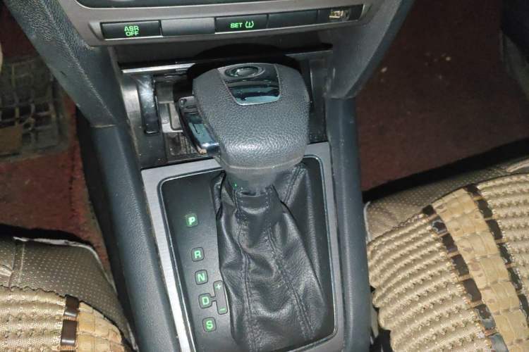 Used Skoda Octavia 2013 2.0L Automatic Yijie Edition Gear Lever