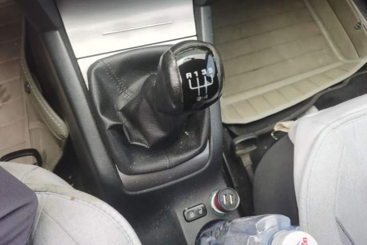 Used Skoda Octavia 2013 1.6L Manual Eado Edition Gear Lever