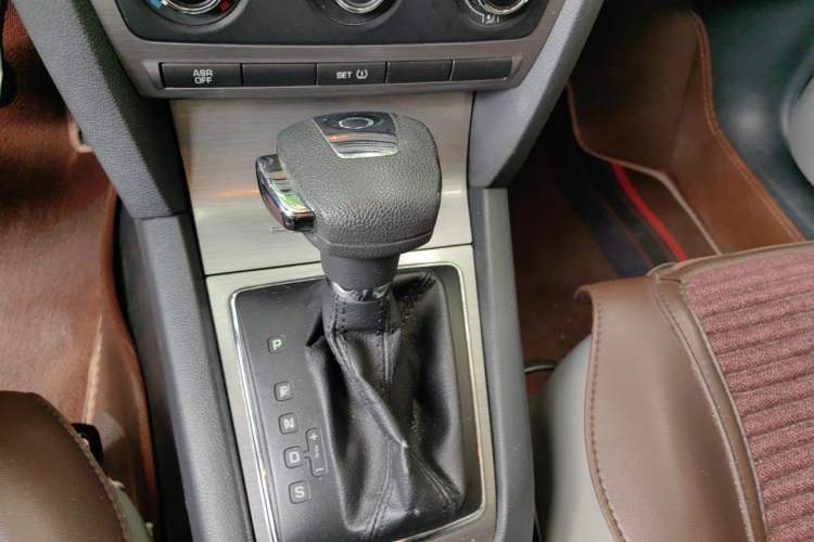 Used Skoda Octavia 2013 1.6L Automatic Yijie Edition Gear Lever