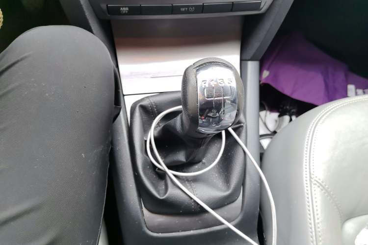 Used Skoda Octavia 2013 1.6L Manual Yijun Edition Gear Lever