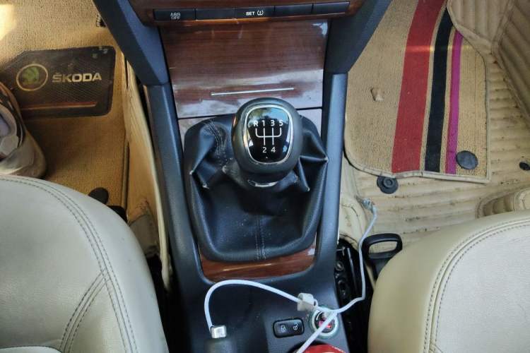 Used Skoda Octavia 2013 1.6L Manual Yijun Edition Gear Lever