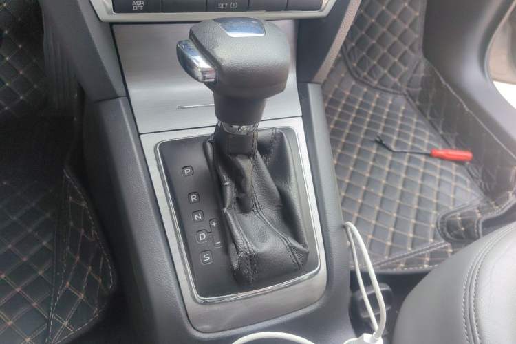 Used Skoda Octavia 2013 1.6L Automatic Yijun Edition Gear Lever