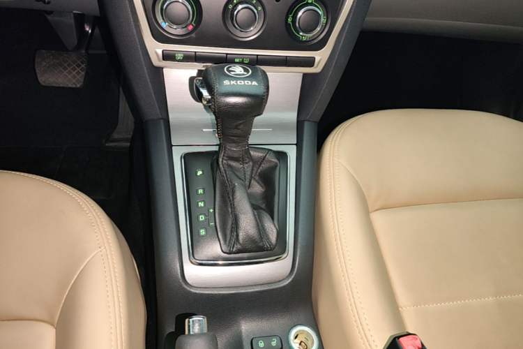 Used Skoda Octavia 2013 2.0L Automatic Yijie Edition Gear Lever
