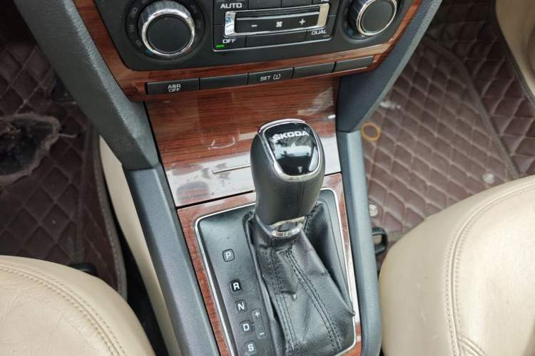 Used Skoda Octavia 2013 1.6L Automatic Yijun Edition Gear Lever