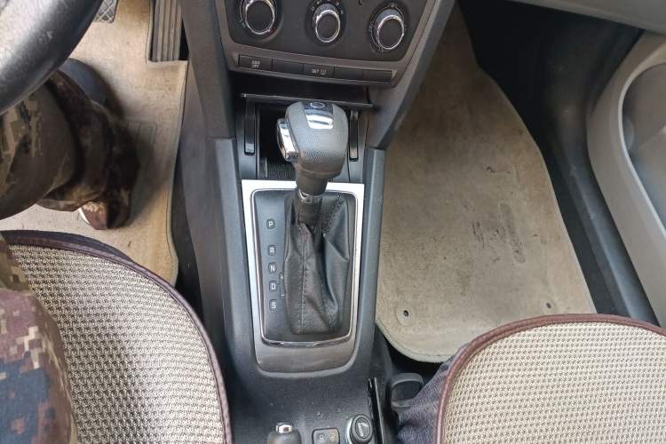 Used Skoda Octavia 2013 1.6L Automatic Yijie Edition Gear Lever